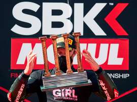 El piloto británico Jonathan Rea (Kawasaki Team Worldsbk) lanza al aire el trofeo de ganador tras su victoria en la primera carrera del Mundial de Superbikes (SBK) en el Circuito de Barcelona-Cataluña. EFE/Alejandro García
