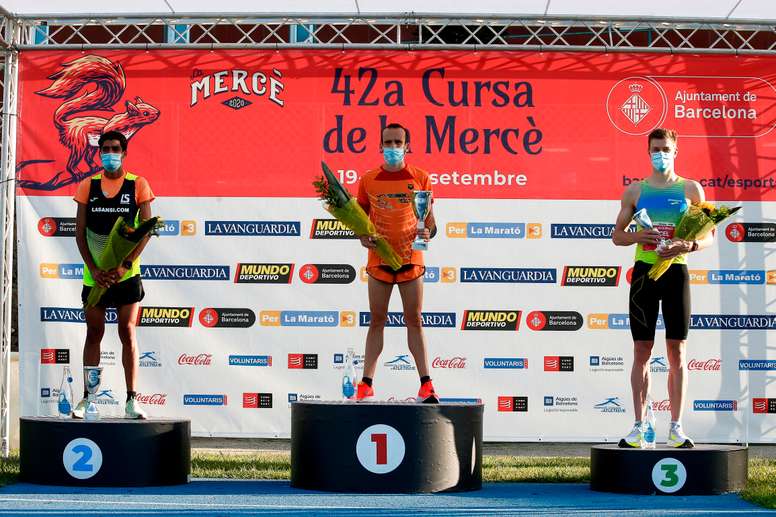 Los corredores Artur Bossy (c), Soufiane Abrouk (i) y Marcel Walkington (d) conforman el podio masculino de la 42 edición de la Cursa de la Mercè. EFE/Quique Garcia