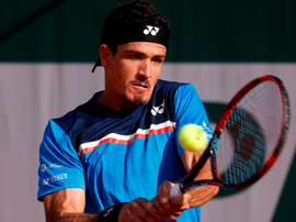 Emilio Gómez, hijo del legendario jugador ecuatoriano Andrés Gómez que ganó Roland Garros en 1990, venció en el primer partido de la fase de calificación del torneo por 6-3 y 6-2 al brasileño Thiago Seyboth Wild. EFE/EPA/YOAN VALAT