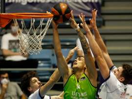 Los jugadores de Obradoiro, Laurynas Birutis (i) y Álex Suárez (d), disputan un rebote ante el jugador de Fuenlabrada, Vyacheslav Borov, durante encuentro correspondiente a la primera jornada de liga Endesa disputado en el Mulitúsos de Sar, en Santiago de Compostela. EFE/Lavandeira jr