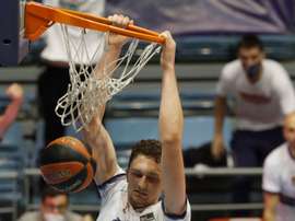 El jugador de Obradoiro, Laurynas Birutis (i), machaca la canasta ante el jugador del Fuenlabrada, Chema González, durante encuentro correspondiente a la primera jornada de liga Endesa. EFE/Lavandeira jr