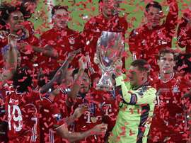 Neuer levantó la Supercopa al cielo de Budapest. EFE