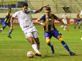 Santos pone pie y medio en octavos y destierra a Delfín. EFE