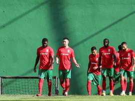 Faiq Bolkiah (2i) se entrenó como uno más con sus compañeros del Marítimo. EFE
