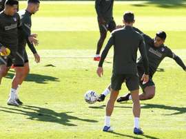 Simeone met with his attackers after the last training session. EFE