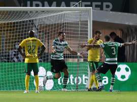 El Sporting cumple en el estreno de Porro y Adán. EFE