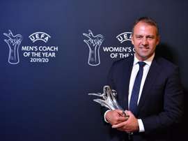 Flick, de solución para unos días a mejor entrenador de la Champions. EFE