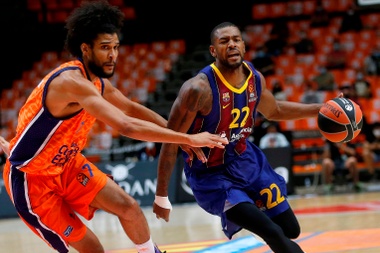 El ala-pívot francés del Valencia Basket Louis Labeyrie (i) defiende al escolta estadounidense del FC Barcelona Cory Higgins (d) durante el encuentro perteneciente a la tercera jornada de la Euroleague disputado entre Valencia Basket y FC Barcelona Lassa, este martes en la Fuente de San Luis de Valencia. EFE/Miguel Ángel Polo