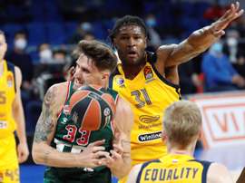 El pívot italiano del TD Systems Baskonia Achille Polonara (i), y el pívot estadounidense del Khimki de Moscú Devin Booker, en una jugada del partido correspondiente a la cuarta jornada de la Euroliga de baloncesto disputado en Vitoria. EFE/David Aguilar