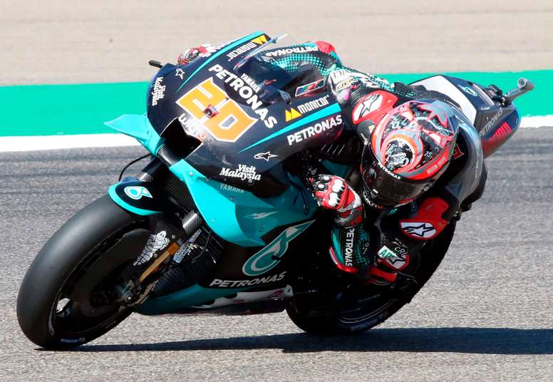 El piloto Fabio Quartararo (Petronas Yamaha SRT) durante una de las sesiones de entrenamiento celebrada este viernes en el circuito turolense de Motorland Alcañiz. EFE/Javier Cebollada