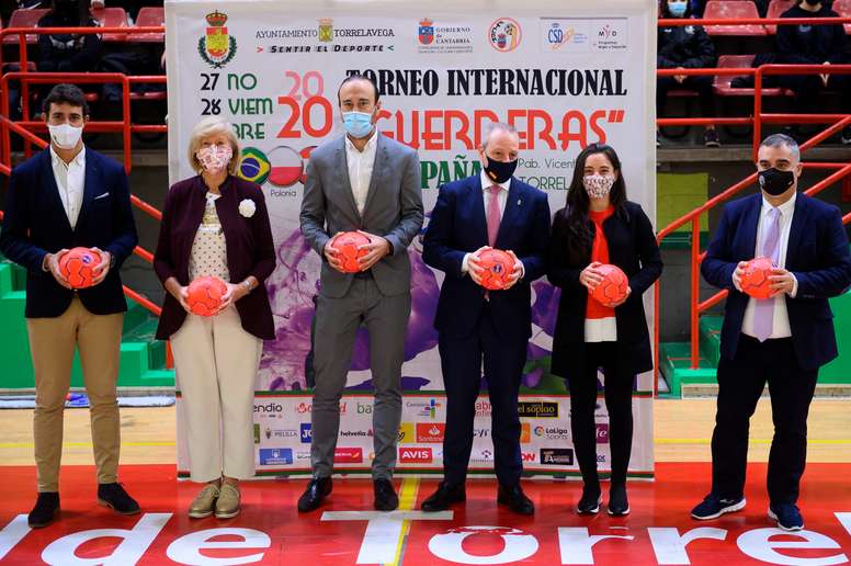 El presidente de la Federación Española de Balonmano, Paco Blázquez (3d); el alcalde de Torrelavega, Javier López Estrada (3i); y la consejera de Turismo, Marina Lombó (2i); entre otros, durante la presentación de un torneo internacional donde la selección española femenina de balonmano se medirá, salvo complicaciones por la covid-19, a los combinados de Brasil, Polonia y Austria, y que servirá como preparación al próximo Campeonato de Europa 2020. EFE/Pedro Puente Hoyos