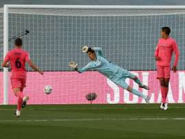 Courtois makes a save against Cadiz. EFE