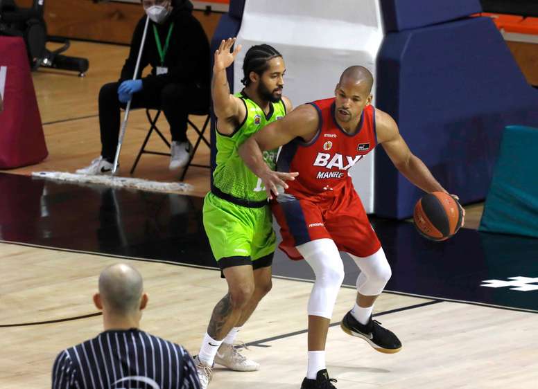 El jugador del Urbas Fuenlabrada Melo Trimble (d), y el jugador del Baxi Manresa J. Tabu, durante el partido de Liga Endesa que se disputó en el Pabellón Fernando Martín de Fuenlabrada. EFE/ZIPI