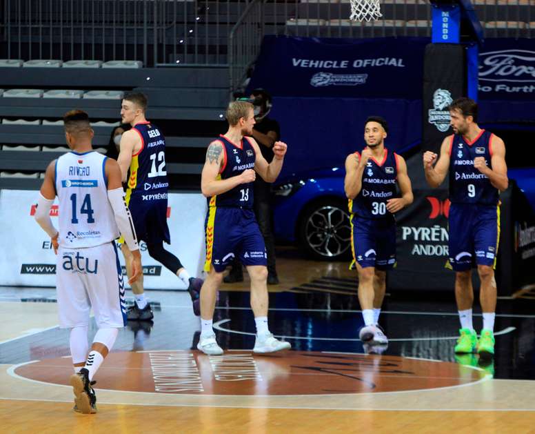 -Los jugadores del MoraBanc Andorra se felicitan durante el partido ante el San Pablo Burgos ,sexta jornada de la liga Endesa que se jugóen el Poliesportiu dAndorra.EFE/Fernando Galindo