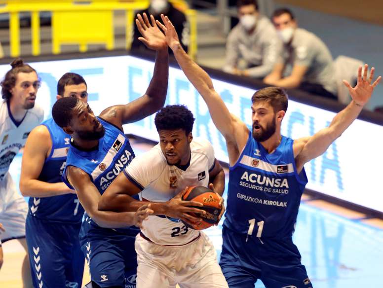 GRAEl jugador del Obradoiro Steven Enoch (c) protege un balón ante William Magarity (d) y Viny Okouo, ambos del Gipuzkoa Basket, durante el partido de la Liga ACB de baloncesto que disputaron en el Multiusos de Sar, en Santiago de Compostela. EFE/Xoán Rey