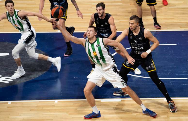 El jugador del Joventut de Badalona Vladimir Brodziansky (2-i) juega un balón ante dos defensores del Iberostar Tenerife, durante el partido de la Liga ACB de baloncesto disputado en el pabellón Santiago Martín de San Cristóbal de La Laguna. EFE/Miguel Barreto