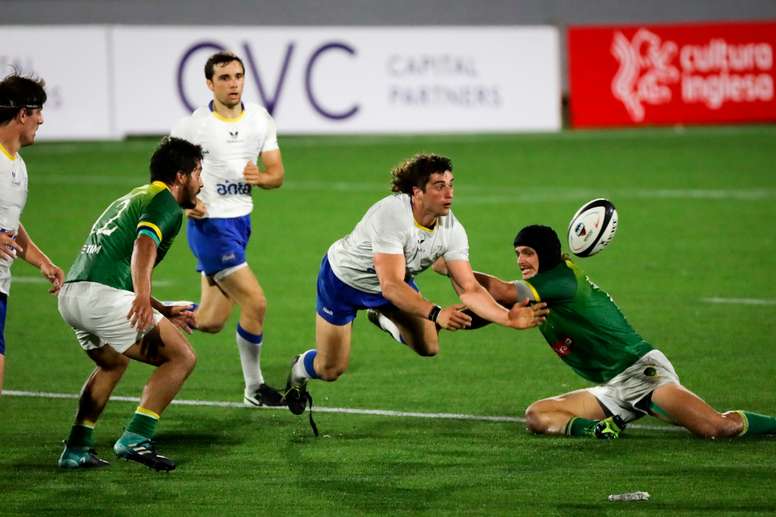 Santiago Civetta (c) de Uruguay XV disputa el balón ante jugadores de Brasil XV este sábado, durante el partido del Sudamericano 4 Naciones que se disputa en Montevideo (Uruguay). EFE/Raúl Martínez