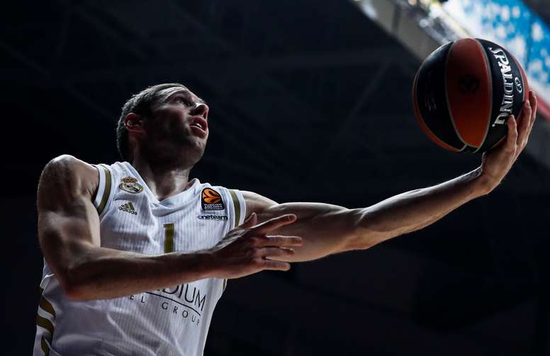 El partido de la Liga Endesa que debía disputarse esta noche en el Bilbao Arena de Miribilla entre el RETAbet Bilbao Basket y el Real Madrid ha sido aplazado al haber dado positivo por coronavirus el jugador francés del Real Madrid Fabien Causeur. EFE/EPA/SERGEI ILNITSKY/Archivo