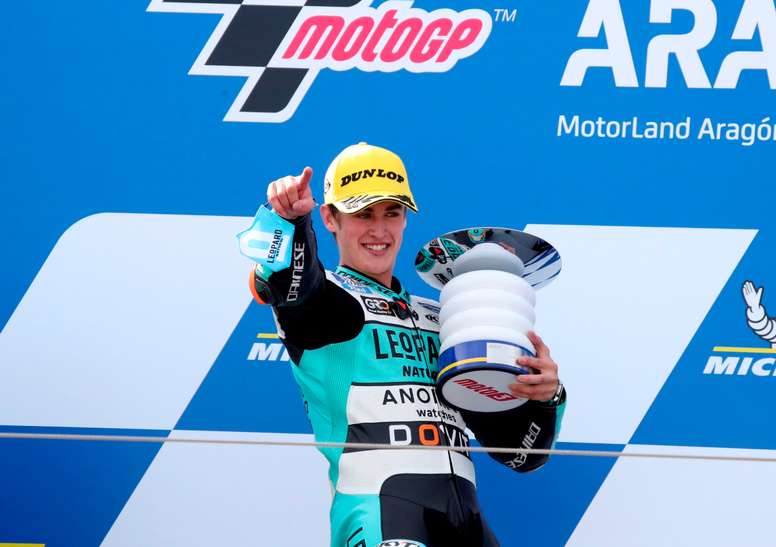 El piloto de Moto3 Jaume Masiá (Honda) celebra su triunfo en el Gran Premio de Aragón de Moto3, este domingo en el circuito turolense de Motorland Alcañiz. EFE/Javier Cebollada