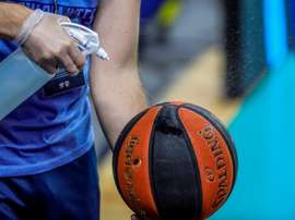 Labores de desinfección del balón de baloncesto. EFE/ JuanJo Martin/Archivo