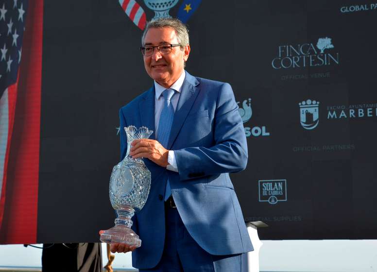 El presidente de la Diputación de Málaga, Francisco Salado, posa para los fotógrafos durante el acto de presentación de la Solheim Cup 2023, en el muelle de honor de Puerto Banús, en Marbella, este lunes. EFE/ Antonio Paz