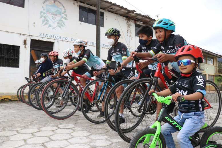 Niños y jóvenes de las nuevas generaciones de ciclistas de la escuela de El Playón, el 16 de octubre en Sucumbíos, Ecuador, de donde han salido grandes corredores estos últimos años como Richard Carapaz o Jonathan Narváez. EFE/Xavier Montalvo