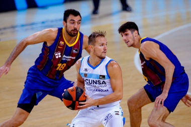 Los jugadores del Barça Oriola (izda) y Bolmaro pelean por el balón con el jugador del Acunsa Guipuzcoa Basket, Dee (c), durante el partido correspondiente a la cuarta jornada de la Liga Endesa disputado este martes ante el en el Palau Blaugrana. EFE/Enric Fontcuberta