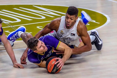 El pívot caboverdiano del Real Madrid Edy Tavares (d) lucha un balón con el sueco Chris Czerapowicz, de Monbus Obradoiro, durante el partido de Liga ACB que se disputó en el Palacio de los Deportes, en Madrid. EFE/JuanJo Martín