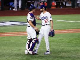 El abridor Clayton Kershaw trabajó seis sólidos episodios, tuvo el respaldo de dos jonrones, el primera base Max Muncy y el guardabosques Cody Bellinger remolcaron dos carreras cada uno y los Dodgers de Los Ángeles vencieron 8-3 a los Rays de Tampa Bay en el primer juego de la Serie Mundial. EFE/EPA/TANNEN MAURY