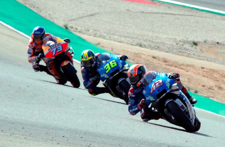 Los pilotos Alex Rins (d) (Team SUZUKI ECSTAR), Joan Mir (c) (Team SUZUKI ECSTAR), y Alex Márquez (Repsol Honda Team), durante la final de MotoGP celebrada en el circuito turolense de Motorland Alcañiz en Teruel. EFE/Javier Cebollada
