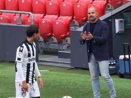 Paco López se convertirá en centenario en un momento delicado. EFE