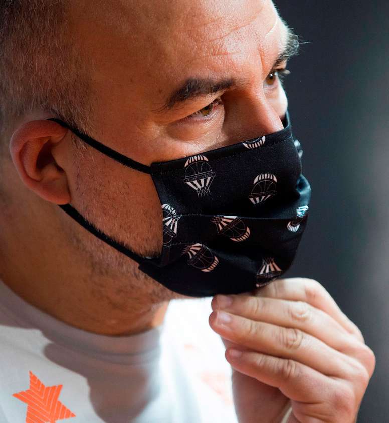 El entrenador del Valencia Basket, Jaume Ponsarnau, durante el entrenamiento previo a la quinta jornada de la Euroleague que disputará el próximo jueves frente a Zalguiris Kaunas de Lituania. EFE/Miguel Ángel Polo