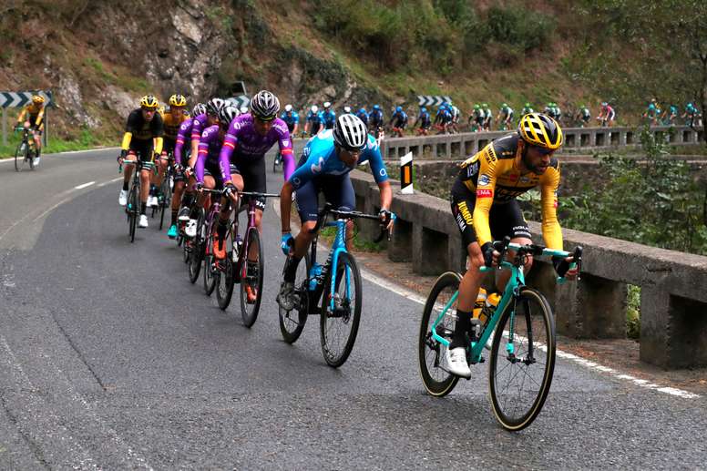 El pelotón durante la primera jornada de la Vuelta 2020, disputada entre Irún y Arrate, de 173 kilómetros. EFE/Kiko Huesca