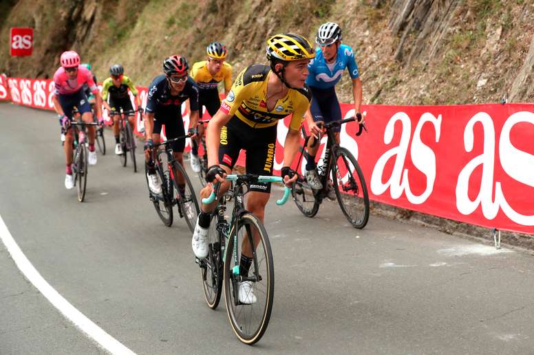 El estadounidense Sepp Kuss, del equipo Jumbo Visma, participa durante la primera etapa de la Vuelta 2020, disputada entre Irún y Arrate, de 173 kilómetros. EFE/Kiko Huesca
