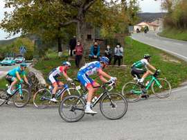 El ciclista francés del Groupama FDJ Bruno Armirail (primer término) circula en un grupo de escapados en la segunda etapa de la Vuelta Ciclista a España, que se disputó entre Pamplona y Lekunberri, de 151, 6 kilómetros. EFE/Kiko Huesca
