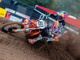 El piloto español de Motocross Jorge Prado durante el GP de Limburgo, prueba perteneciente al Mundial de motocross GP disputado en Lommel (Bélgica), en el que quedó tercero. El Gran Premio de Limburgo, segunda de las tres pruebas que este año acoge la pista belga, fue la ocasión perfecta para volver a escuchar el himno nacional del joven piloto que ya suma tres grandes premios en su año de rookie en la clase máxima y 34 en su fugaz curriculum. EFE/Diego Muñoz Avia