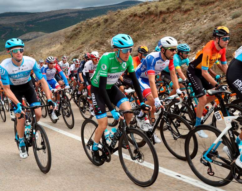 El ciclista irlandés Dan Martin (c), durante la etapa de 163,8 kilómetros entre Lodosa y la Laguna Negra de Vinuesa, tercera de la Vuelta a España de ciclismo 2020, este jueves. EFE/Kiko Huesca