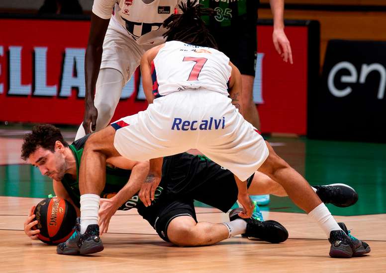 El base estadounidense del Baskonia Pierria Henry (primer término) defiende al base del Joventut Ferran Bassas durante el partido correspondiente a la séptima jornada de la Liga Endesa entre el Joventut de Badalona y el Baskonia . EFE/ Enric Fontcuberta.