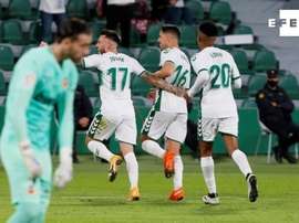 El Elche superó 2-1 al Valencia. EFE