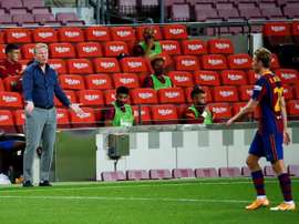 Koeman tiene una gran relación con De Jong. EFE
