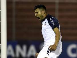 Silvio Romero decidió el duelo de argentinos. EFE