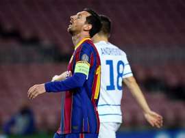 Mykolenko do Dínamo de Kiev não pode viajar a Barcelona no jogo de ida. EFE/ Enric Fontcuberta