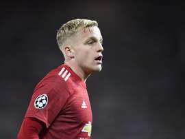 Van de Beek encense Edinson Cavani. EFE