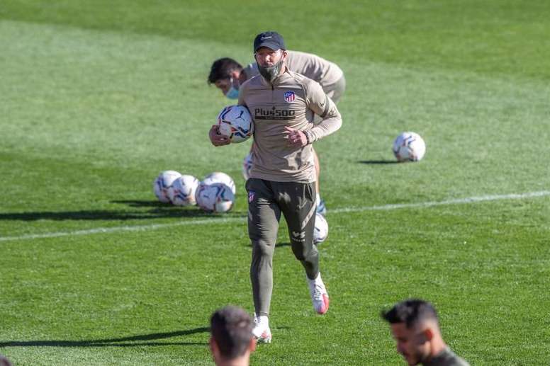 Simeone comandou treino do Atlético com desfalques às vésperas da Champions. EFE/Rodrigo Jiménez
