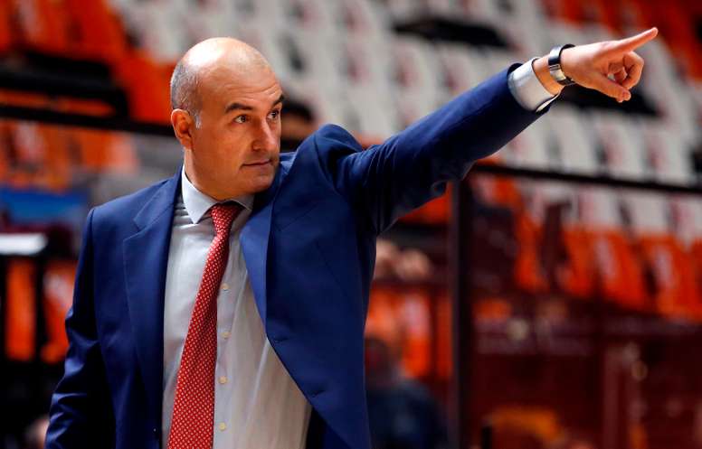 El técnico del Valencia Basket, Jaume Ponsarnau, hace una indicación a sus jugadores. EFE/Miguel Ángel Polo/Archivo