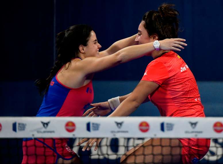 Las palistas Paula Josemaría (i) y Beatriz González celebran su victoria en las semifinales del Las Rozas Open 2020 del World Padel Tour que disputan ante la pareja formada por Marta Marrero y Marta Ortega, en la Ciudad del Fútbol de Las Rozas. EFE/Víctor Lerena