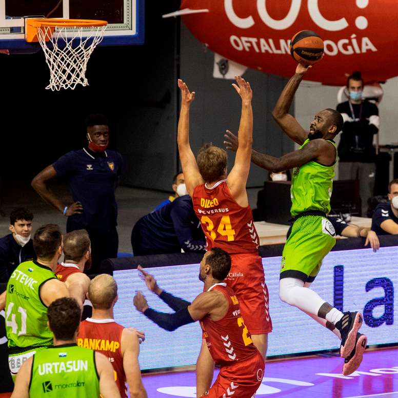 El alero congoleño del Urbas Fuenlabrada, Cristian Eyenga (d), lanza a canasta ante la oposición del alero estadounidense de UCAM Murcia, David Dileo, durante el partido de la duodécima jornada de la Liga Endesa jugado en el Palacio de Los deportes de Murcia. EFE/Marcial Guillén.