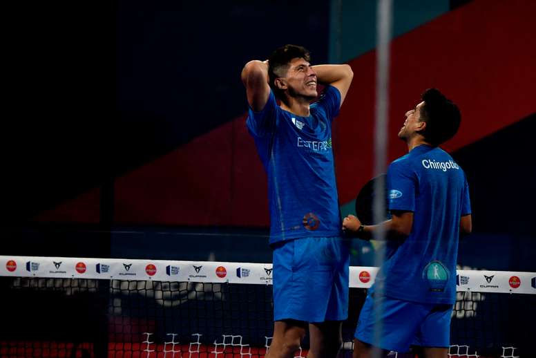 Los argentinos Juan Tello (i) y Federico Chingotto celebran su pase a la final de Las Rozas Open tras derrotar a Juan Lebrón y Alejandro Galán, en la Ciudad del Fútbol de Las Rozas, en Madrid. EFE / Victor Lerena.