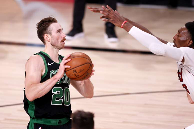 El jugador más cotizado en el mercado de los agentes libres, el alero Gordon Hayward (i), que la pasada temporada estuvo con los Celtics de Boston. EFE/EPA/ERIK S. LESSER/Archivo