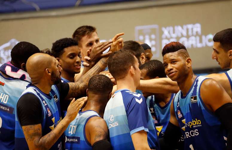 Los jugadores de San Pablo Burgos celebran la victoria, 63-78 ante el Monbús Obradoiro tras el partido de liga ACB, en Santiago de Compostela. EFE/Lavandeira jr